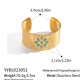 Detailweergave van vergulde brede manchetarmband met turquoise stenen bloeminleg - Turquoise Bloem Gestreepte Stijl (YYBL023052)