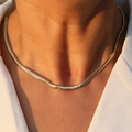 Collana a catena piatta in ottone placcato oro 18k indossata da una modella - 4mm