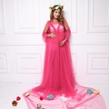 Elegantes Umstandskleid in Hot Pink mit Rüschen aus Mesh und einer langen Schleppe - Einheitsgröße / Rosarot
