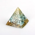 Piramide orgonica in turchese e foglia d'oro con simbolo chakra su sfondo bianco - Turchese