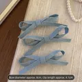 Juego de tres pinzas para el cabello con lazo de mezclilla azul y textura de tela - Denim / Azul claro