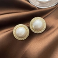 Detail von runden Perlenohrringen mit Goldrand auf Seide, eleganter Vintage-Schmuck - 1# Goldener Perlenkreis