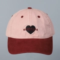 Dettaglio del ricamo a cuore su cappello da baseball in cotone lavato con blocchi di colore - M(56-58cm) / Rosa