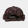 Gorro docker marrón con diseño paisley vintage y hebilla ajustable sobre fondo gris claro - M (56-58cm) / Negro