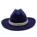 Dettaglio macro del cappello in lana blu scuro con fascia decorativa di perle bianche - M(56-58cm) / Blu navy