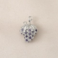 Vue macro d'un pendentif fraise argenté avec des pierres zircons violettes et bélière - Argent (Fraise Violette)
