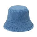 Détail de la texture en laine d'agneau bleue douce sur un chapeau bob d'hiver - 56cm-58cm / Bleu