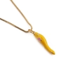 Halskette aus Gold mit gelbem Chili-Anhänger und rosa Stern-Detail auf weißem Grund - Gelb