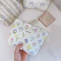 Détail d'une trousse à maquillage florale avec étiquette simple wish et zip fluide - Floral Bleu Violet en Forme d'Éventail