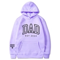 Détail du sweat à capuche lavande avec imprimé DAD 2024 et motif cœur au poignet - S / Hauts / Violet Clair 312