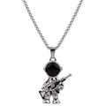 Detailopname van een zilveren astronaut hanger met geweer aan een luxe boxketting - A08 Slag (met geweer)