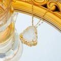 Elegante collar con colgante de Buda en oro con jade blanco y circonitas brillantes - Dorado Blanco