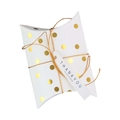 Witte kussendoos cadeauverpakking met gouden stippen en een blauw bedanklabel - Gouden Polka Dots Met Gouden Touwtje En Label