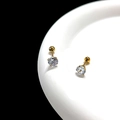 Dettaglio di orecchini placcati oro con chiusura a vite e zirconi cubici scintillanti - 6mm / Oro