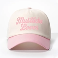 Dettaglio del ricamo rosa 'Mustache Lover' sul cappellino da baseball crema e rosa - Taglia unica / Bianco Sporco e Rosa