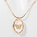 Dettaglio della collana medaglione ovale dorata con inserto in conchiglia a farfalla e cristalli - Collana con Apertura a Conchiglia a Farfalla / Oro