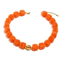 Collier mode avec perles cubes en acrylique orange marbré et une sphère dorée élégante - Style Carré Rouge