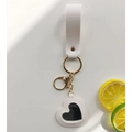 Dettaglio portachiavi a cuore in pelle bianca con specchio e gancio in metallo oro - Bianco Versatile