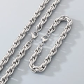Détail d'un ensemble collier et bracelet torsadé en acier argenté avec fermoir mousqueton - Bracelet / 18cm / Couleur Acier