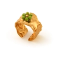 Golden stainless steel cuff bracelet with green stone flower and hammered finish - Adjustable Open / Green