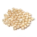 Primo piano di perline metalliche dorate a forma di stella per gioielli fai-da-te su bianco - 6mm/100pz / Oro KC