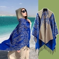 Poncho ethnique à capuche avec motifs plumes dorées et franges en bleu et beige - LM310 Ailes - Bleu