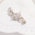 Detailansicht eines S925 Silber-Blumenverschlusses mit Zirkonia für DIY-Schmuckbau - Stil A: Weißgold Kleeblatt-Verschluss