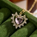 Collana a cuore dorata con zircone rosa e pietre bianche in una scatola verde - Cuore Rosa