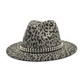 Dettaglio cappello in lana leopardato con fascia nera e borchie dorate lucide - Grigio
