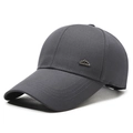 Gorra de béisbol gris oscuro con insignia de montaña metálica y visera curva deportiva - Ajustable / Gris