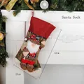Chaussette de Noël avec poupée Père Noël à carreaux rouges, ornement de 42 cm - A93168 Style Père Noël