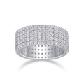 Makroaufnahme von breitem Ring mit mehreren Reihen aus brillantem Moissanit-Pavé-Besatz - US Größe 7 (54.3mm) / Breitband-Pavé-Gehäuse-Stil (R13799) Mit GRA-Zertifikat / Silber