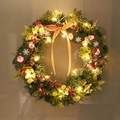 Weihnachtskranz mit LED-Licht, Eukalyptus-Kiefernadeln, roten Beeren und festlichen Bändern - Eukalyptus Rote Beeren Kranz Mit LED