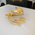 Macro-opname van de vergulde blad-vormige open manchetarmband op wit plateau - Gouden Blad Stijl (3# Armband-Goud)