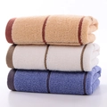 Lot de trois serviettes épaisses en coton marron, blanc et bleu avec rayures décoratives - Assortiment multicolore