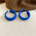 Détail macro de boucles d'oreilles créoles C bleues floquées avec texture velours mat - Bleu (Tige de boucle d'oreille en argent sterling 925)