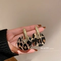 Leopard print resin flower C-shape earrings with hammered gold metal finish - 6# Hammered Metal Spliced Tortoiseshell (Silver Pin - Acrylic - Coffee)
