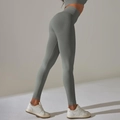 Detailweergave van de naadloze ribgebreide stof op de grijze sage yoga legging met hoge taille - donkergrijs