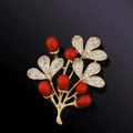 Eleganter Geldbaum-Brosche in Gold mit roten Beeren und Zirkon-Blättern auf Schwarz - Rote Beere