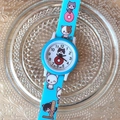 Blaue Kinderquarzuhr mit süßen Katzen- und Donut-Prints auf Silikonarmband und Zifferblatt - Himmelblau