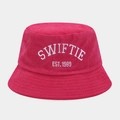 Detail der weißen Swiftie 1989 Stickerei auf pinkem Cord-Anglerhut Material - Rosarot