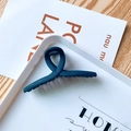 Pince à cheveux mate bleu marine au design minimaliste pour cheveux épais - Croisé / Bleu Marine Solide