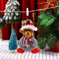 Dettaglio di un orsetto natalizio di peluche con maglione grigio e clip in legno per appendere - Stile orso