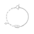 Detalle de pulsera de plata con perla barroca y cierre de T con eslabones mixtos - Plateado