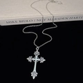 Dettaglio collana con pendente a croce in argento con diamanti su velluto nero - Stile Vintage Argento