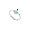 Anello regolabile in argento con pietra azzurra e dettagli blu scuro su fondo bianco - Argento-Pietra Blu