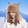 Gorro de invierno caqui con orejeras y cuernos de diablo sobre fondo nevado - Caqui