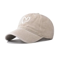 Détails de la casquette en coton délavé kaki avec logo cœur et coutures de bord - Réglable / Beige