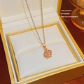 Roségoldene Halskette mit Kronenanhänger und Kristallbesatz auf einer Geschenkbox - Kronenstil (X017) / Roségold