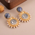 Détail de boucles d'oreilles vintage avec pierre bleue, relief de pièce et perles - Style Pièce Bleu (E4-21628C-7600)